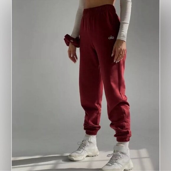 ALO Yoga Pants - Alo Accolade Sweatpants Joggers in Berry Red Burgundy